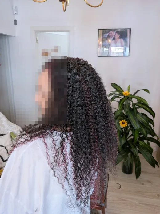 Trenzas crochet a domicilio en Bilbao — acabado curly con mechas burdeos — Olon trenzas africanas