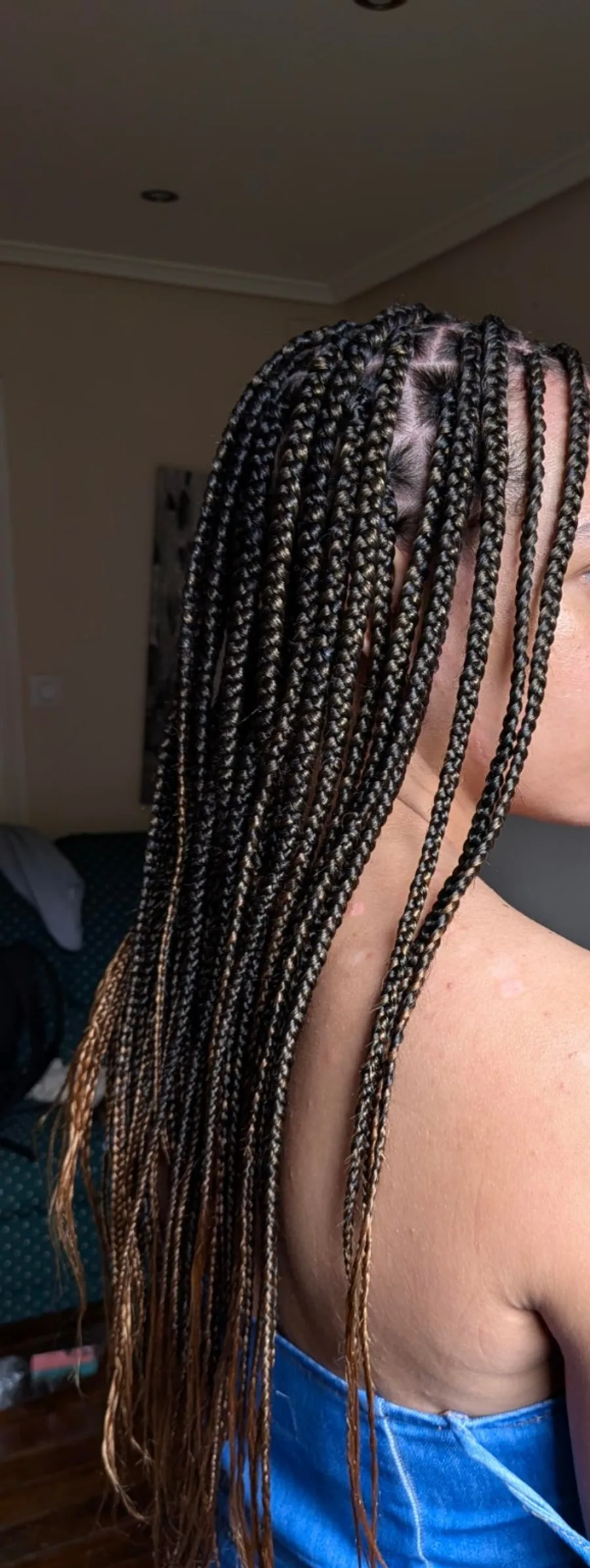 Knotless Braids a domicilio en Bilbao — vista lateral y transición natural sin nudo en la raíz.