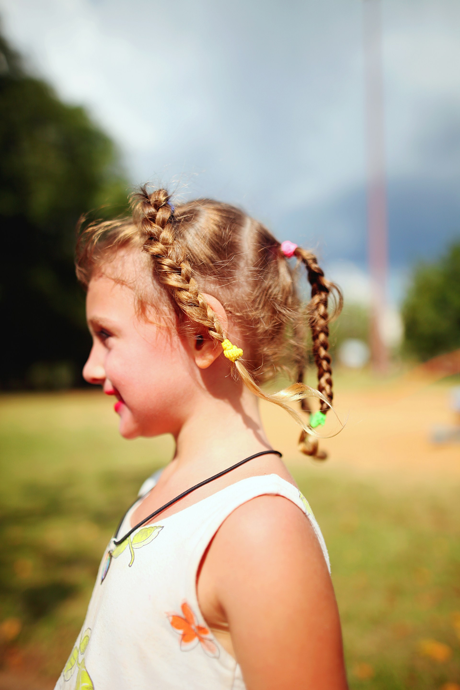 Nina pequena con trenzas africanas en parque